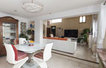 Maison avec jardin et deux appartements.