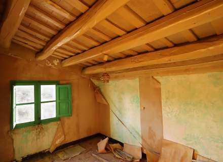 House with great potential in the center of Santa Llogaia9