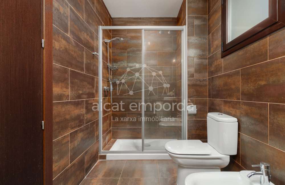 Magnífica casa moderna en Pau, ubicada en una zona tranquila y privada de la Costa Brava.38