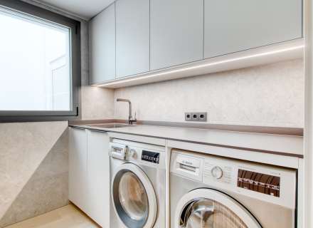 Apartment on the seafront. Avda De Rhodes38