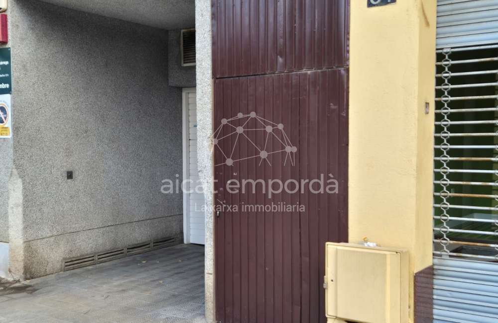 Traster a Plaça Frederic Rahola.9