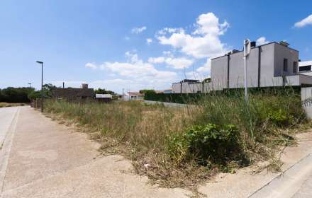 Parcela unifamiliar edificable en tranquila urbanización de roses. ¡buena oportunidad!