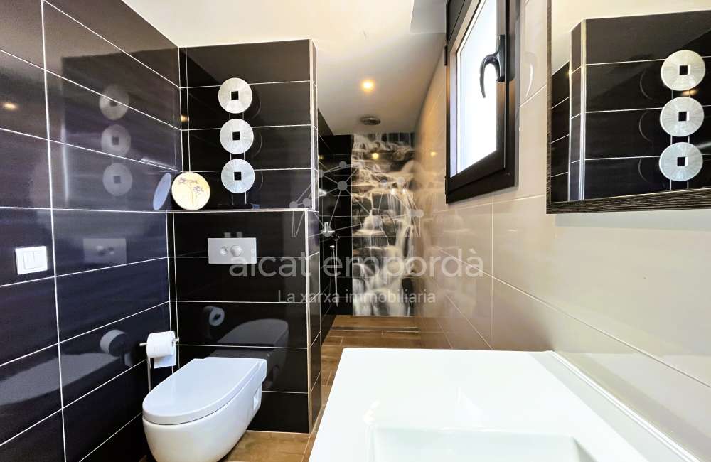 Maison moderne avec jardin et fort potentiel à Pontós.30