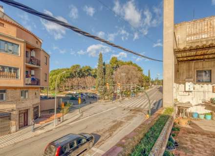 Building ideal for a small hotel, shopping center, or apartment building. Figueres Center. We have a summary of the current plan (PGOU).26