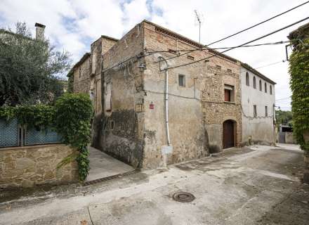 Casa del segle XIX amb ampli terreny a Palau de Santa Eulalia0