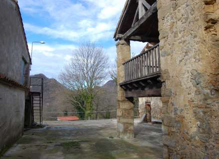 Magnifica finca ganadera y forestal en Vidrà a 3,5 km del pueblo con un camino de acceso pavimentado. Con una extensión de 108 hectáreas.12