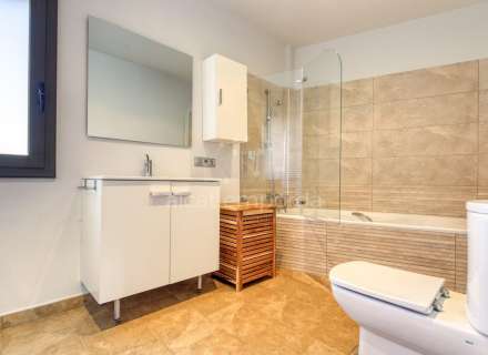 A Sta Llogaia privacitat, llum natural, espai a l’aire lliure... 396 m2 útils més 400 m2 de terreny 100% edificable.12