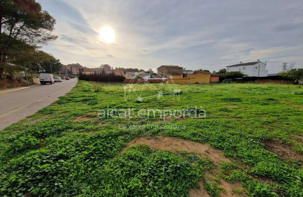 Gran parcel·la doble de 1604m2 per construir la teva casa amb piscina i perfecte jardí. Una oferta especial!5