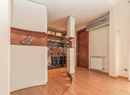 Fantàstica casa moderna amb piscina, cuina exterior ia poca distància a peu de la platja.12