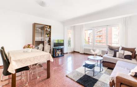 A la plaça creu de la mà. llogat fins a febrer de 2028.