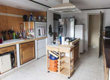 Casa amb jardí i dos apartaments.2