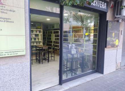 Oportunitat de local comercial a prop del mercat de Roses.6