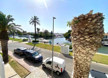 Apartament totalment reformat amb terrassa i vistes al canal a Empuriabrava20