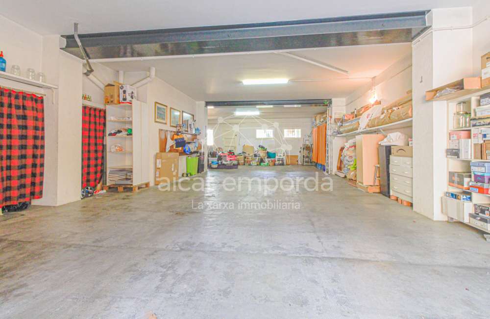 ¿Buscas una casa en Figueres con dos viviendas independientes?34