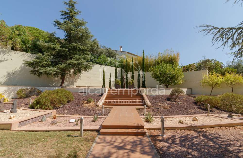 Magnífica casa moderna en Pau, ubicada en una zona tranquila y privada de la Costa Brava.6