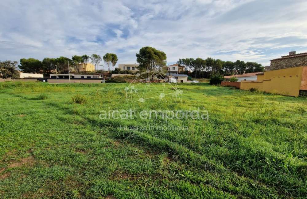 Gran parcel·la doble de 1604m2 per construir la teva casa amb piscina i perfecte jardí. Una oferta especial!3