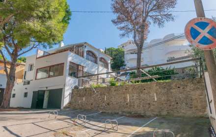 Gran casa a 50m de la playa de canyelles petites.