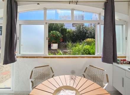Vous recherchez un endroit paisible à Roses, proche de la nature et réunissant tout le confort nécessaire pour en profiter tout au long de l'année ? Cet appartement mérite votre attention.8