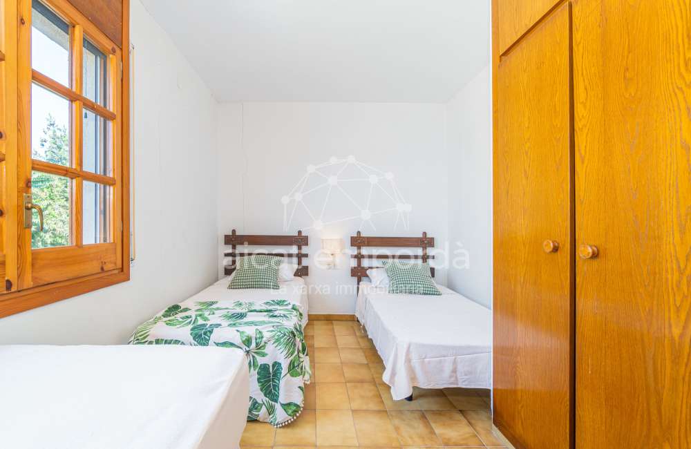 Maison/villa individuelle de style rustique, située à Bon Relax, à Sant Pere Pescador, à 1 km de la mer.43