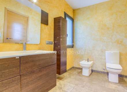 A Sta Llogaia privacitat, llum natural, espai a l’aire lliure... 396 m2 útils més 400 m2 de terreny 100% edificable.18