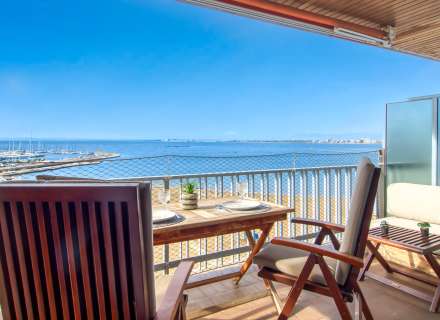 Apartment on the seafront. Avda De Rhodes7