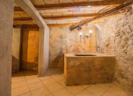 Busques una autèntica casa d’estil rústic en ple casc antic de Castelló d’Empúries?4