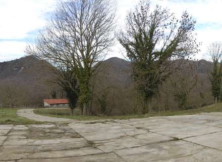 Magnifica finca ganadera y forestal en Vidrà a 3,5 km del pueblo con un camino de acceso pavimentado. Con una extensión de 108 hectáreas.6