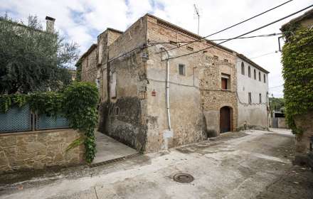 Casa del siglo xix con amplio terreno en palau de santa eulalia