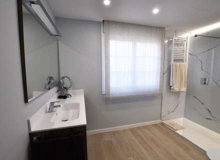 Gran casa amb piscina, garatge en un solar cantoner en zona tranquil·la.22