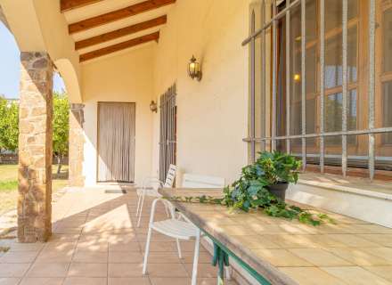 Maison/villa individuelle de style rustique, située à Bon Relax, à Sant Pere Pescador, à 1 km de la mer.3