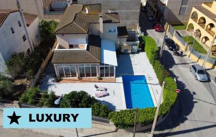 Casa grande con piscina, garaje en lote de esquina en zona tranquila.