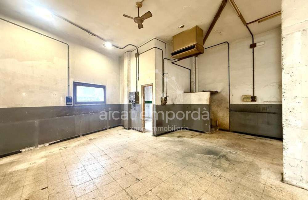 Figueres. Local comercial + soterrani en venda (C/Empordà).10