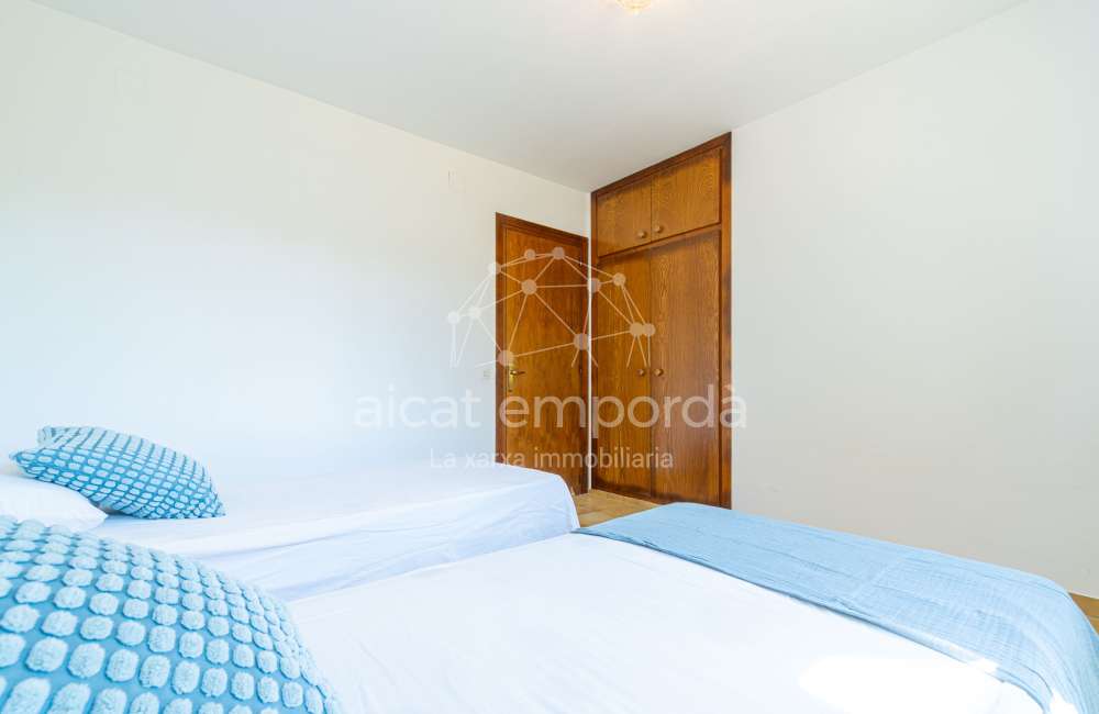 Maison/villa individuelle de style rustique, située à Bon Relax, à Sant Pere Pescador, à 1 km de la mer.26