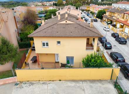 Vilafant : une maison mitoyenne d’angle avec jardin, terrasse et de l’espace pour profiter de la vie0