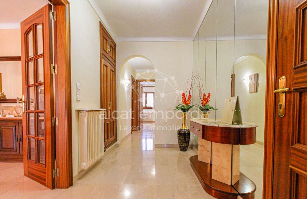 ¿Buscas una casa en Figueres con dos viviendas independientes?3