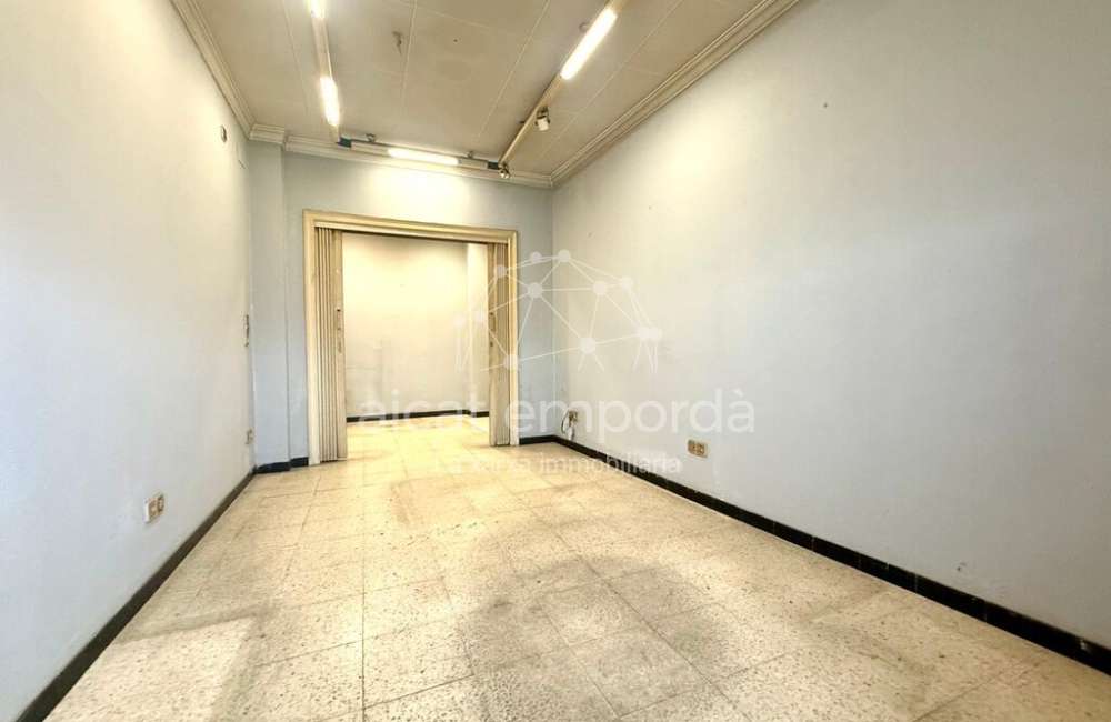 Figueres. Local comercial + soterrani en venda (C/Empordà).3