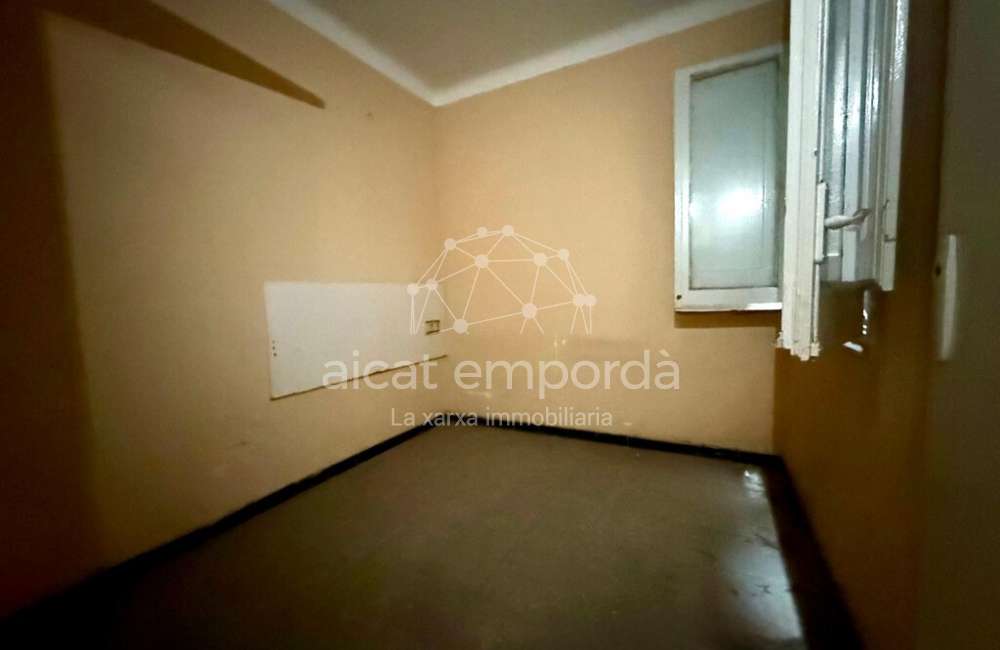 Edifici cèntric en venda a Figueres.4