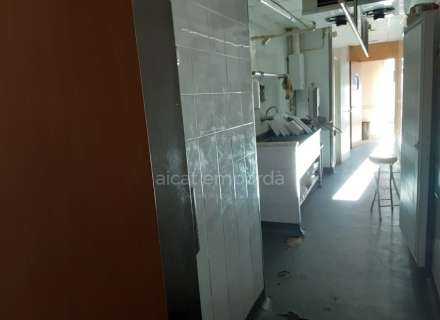 Carnicería totalmente equipada en la calle más comercial del Puerto de Llançà.4