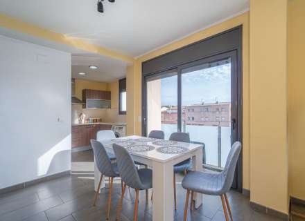 Apartament modern amb piscina comunitària i plaça d'aparcament.6