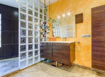 A Sta Llogaia privacitat, llum natural, espai a l’aire lliure... 396 m2 útils més 400 m2 de terreny 100% edificable.19