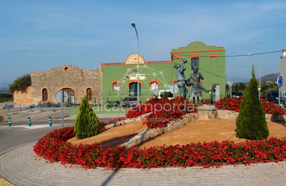 Construeix la teva nova casa en un poble rústic a només uns minuts de la platja!25