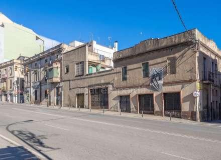 Building ideal for a small hotel, shopping center, or apartment building. Figueres Center. We have a summary of the current plan (PGOU).24