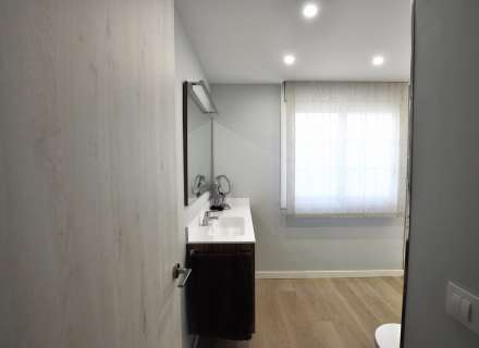 Gran casa amb piscina, garatge en un solar cantoner en zona tranquil·la.21