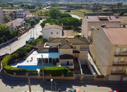 Gran casa amb piscina, garatge en un solar cantoner en zona tranquil·la.45