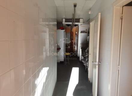 Carnicería totalmente equipada en la calle más comercial del Puerto de Llançà.5