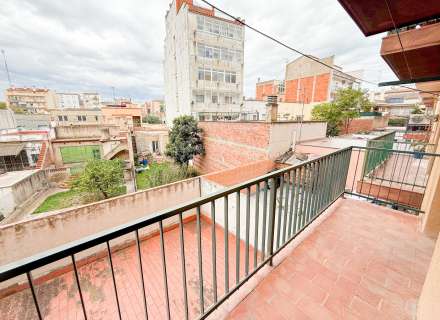 Piso de 4 habitaciones con balcón en Creu de la Ma16