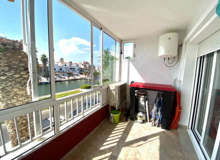 Apartament totalment reformat amb terrassa i vistes al canal a Empuriabrava2