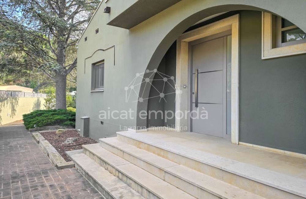 Casa de alto standing en La Jonquera: lujo entre montañas con piscina privada climatizada y vistas espectaculares1