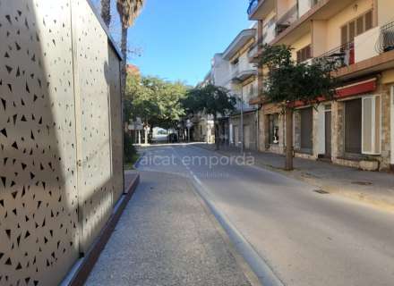 Carnicería totalmente equipada en la calle más comercial del Puerto de Llançà.11