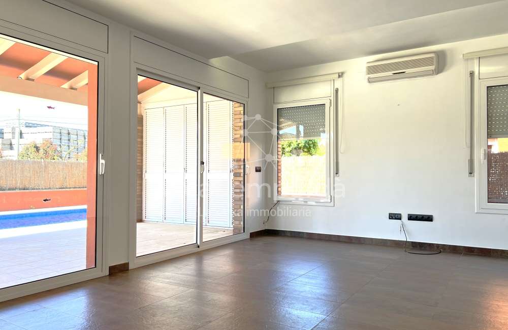 Excellente maison avec piscine privée dans un quartier très calme de Sant Pere Pescador.10